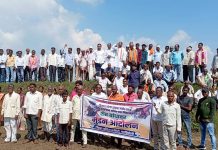जिल्हा काँग्रेस कमिटी, गडचिरोली च्या वतीने शेतकऱ्याच्या बांध्यावर मुंडन आंदोलन.