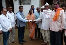 मृतकाच्या कुटुंबीयांचे सांत्वन करत आमदार डॉ होळी यांनी केली आर्थिक मदत