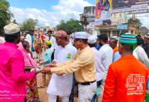 मुस्लिम बांधवांचे पुष्पगुच्छाने स्वागत करून वंचित बहुजन आघाडीने केले नाश्ता, पाण्याची केली सोय