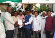 पांदण रस्त्याचे खडीकरण व कलवट बांधकामासाठी निधी उपलब्ध करून द्या मुरखळा चक येथील नागरिकांचे आमदार डॉक्टर देवरावजी होळी यांना निवेदन