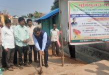 नवेगाव माल तालुका चामोर्शी येथे आमदार डॉक्टर देवरावजी होळी यांचे हस्ते रस्ता बांधकामाचे भूमिपूजन