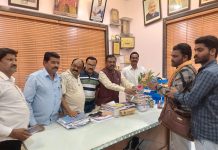 मा.खासदार अशोकजी नेते यांनी आंधळ्या कलावंताचे केले स्वागत….