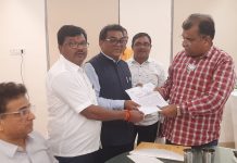 बजेटमध्ये गडचिरोली जिल्ह्याच्या रस्ते- पुल विकासाकरिता निधी उपलब्ध करून द्या MLA dr.devrao holiआमदार डॉक्टर देवरावजी होळी व आमदार कृष्णाजी गजबे यांचे सार्वजनिक बांधकाम मंत्री PWD minister ravindra chchan maharashtra. रविंद्रजी चव्हाण यांना संयुक्त निवेदन