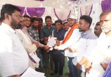 MLA Dr Devrao Holi visited the fasting pavilion of Medigatta project affected farmers at Sironcha.