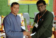 कुलगुरू डॉ रामदास आत्राम यांचे प्रा.संतोष सुरपाम यांनी केले स्वागत Vice Chancellor Dr. Ramdas Atram was welcomed by Prof. Santosh Surpam
