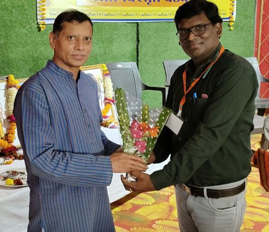 कुलगुरू डॉ रामदास आत्राम यांचे प्रा.संतोष सुरपाम यांनी केले स्वागत Vice Chancellor Dr. Ramdas Atram was welcomed by Prof. Santosh Surpam
