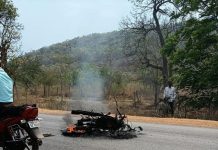 The two-wheeler got burnt in the collision with the car, three persons on the two-wheeler were seriously injured /कारच्या धडकेत दुचाकी जळुन खाक ,दुचाकीवरील तिघे जण गंभीर जखमी