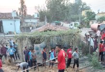 A pile of weeds caught fire in the middle of the settlement in Ankhoda/ अनखोड्यात वस्तीच्या मध्यभागी तणसाच्या ढीगाऱ्याला लागली आग