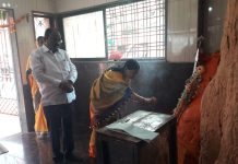 BJP District General Secretary Pramodji Pipre and former Mayor Yogitatai Pipre took darshan of Shri Hanuman. भाजपचे जिल्हा महामंत्री प्रमोदजी पिपरे व माजी नगराध्यक्ष योगीताताई पिपरे यांनी घेतले श्री हनुमानाचे दर्शन