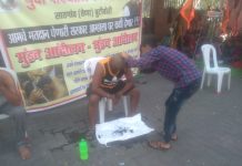 युवा परिवर्तन की आवाज मुंडन आंदोलन घरपट्टी मिळवण्यासाठी युवा परिवर्तन की आवाज ने केले मुंडन आंदोलन