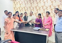 जिल्हा शल्यचिकित्सक डॉ. खंडाते यांचा गडचिरोली जिल्हा महिला काँग्रेसअध्यक्षा अधिवक्त्या कविता मोहरकर यांनी केला सत्कार