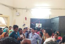 अबब गडचिरोली नगरपालिकेच्या मुख्याधिकारी यांच्या कँबीनलाच चप्पलाचा हार