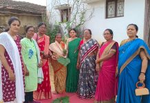 हाताने विविध वस्तू बनविणाऱ्या अडपल्ली व साखरा येथील ग्रामीण महिलांचा सत्कार