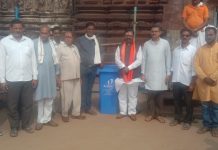 तीर्थक्षेत्र मार्कंडेश्वर मंदिरात स्वच्छता अभियान खासदार अशोक नेते यांनी स्वच्छतेसाठी घेतला हाती झाडू-पोचा भजन पूजन, दिंडीसह, मार्कंडेश्वरांच्या मंदिर स्वच्छतेच्या अभियानाला खासदार अशोक नेते यांच्या नेतृत्वात सुरुवात