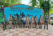 जहाल माओवाद्याने केले गडचिरोली पोलीस व सीआरपीएफ दलासमोर आत्मसमर्पण