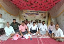 विविध मागण्यांच्या चौकशीसाठी माजी जि.प. अध्यक्ष अजय कंकडालवार व आदिवासी काँग्रेस चे जिल्हाध्यक्ष हनुमंत मडावी जिल्हाधिकारी कार्यालय समोर उपोषणावर