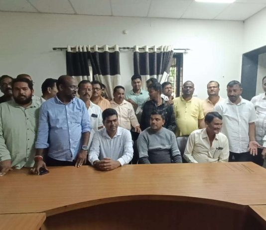 जिल्ह्यातील स्थानिक लोह खनिज वाहतुक दारांना लोह वाहतुक करणारी कंपनी बेरोजगार करणाच्या मार्गावर