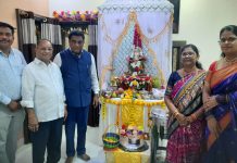 आमदार डॉ देवरावजी होळी यांनी गडचिरोली शहरातील घरगुती गणपती बाप्पाचे व महालक्ष्मी चे घेतले दर्शन