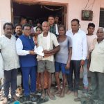 सोमनपल्ली येथील शेकऱ्यांचे आमदार डॉ. देवराव होळी यांच्या कडे तलावाचे पाणी सोडण्यासाठी निवेदनातून मागणी