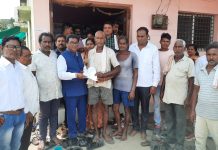 सोमनपल्ली येथील शेकऱ्यांचे आमदार डॉ. देवराव होळी यांच्या कडे तलावाचे पाणी सोडण्यासाठी निवेदनातून मागणी