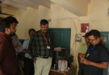 निवडणूक निरीक्षक राजेंद्र कटारा यांच्याकडून ईव्हीएम मशीन तयारीच्या प्रक्रियेची पाहणी