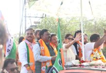 गडचिरोली शहरात ऊमेदवार डॉ मिलिंद नरोटे यांच्या रँलीत सिनेतारका सई ताम्हनकर