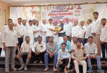 खासदार डॉ नामदेव किरसान यांच्या हस्ते मोफत स्पर्धा परीक्षेच्या पुस्तकाचे वितरण
