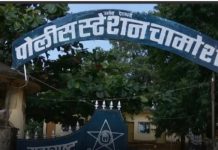 गडचिरोलीत खळबळजनक घटना — भाजप नेते यांच्या निवासस्थानावर पोलिसांचा छापा; ४५ पेट्या देशी दारू जप्त